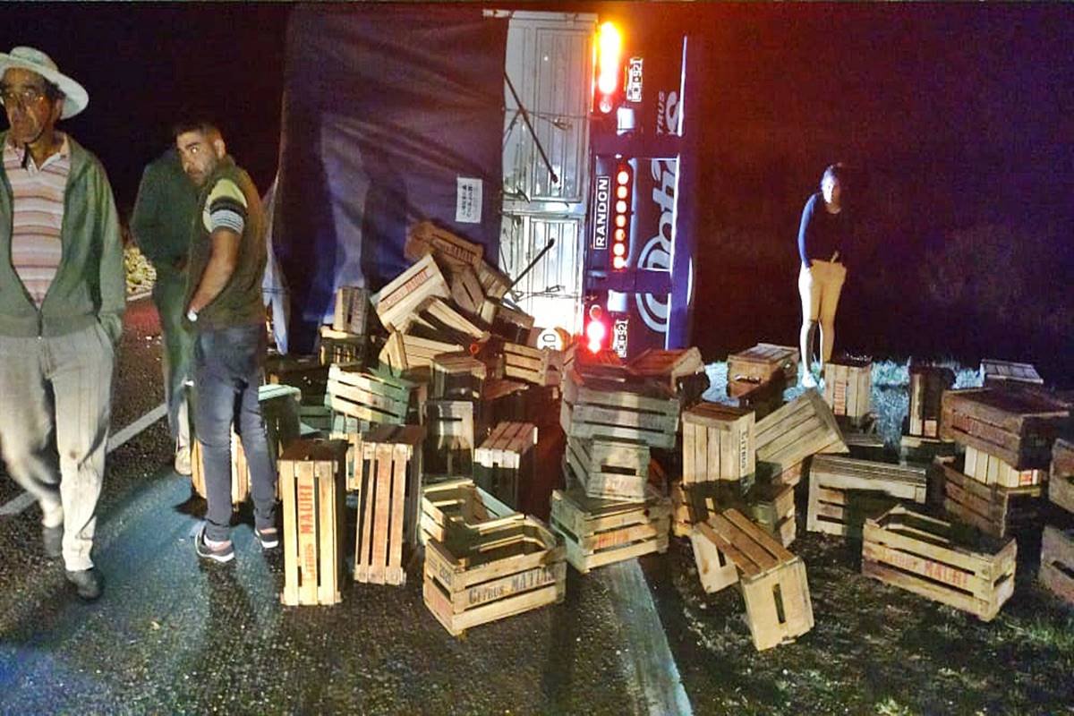 La carga qued&oacute; desparramada en la cinta asf&aacute;ltica.