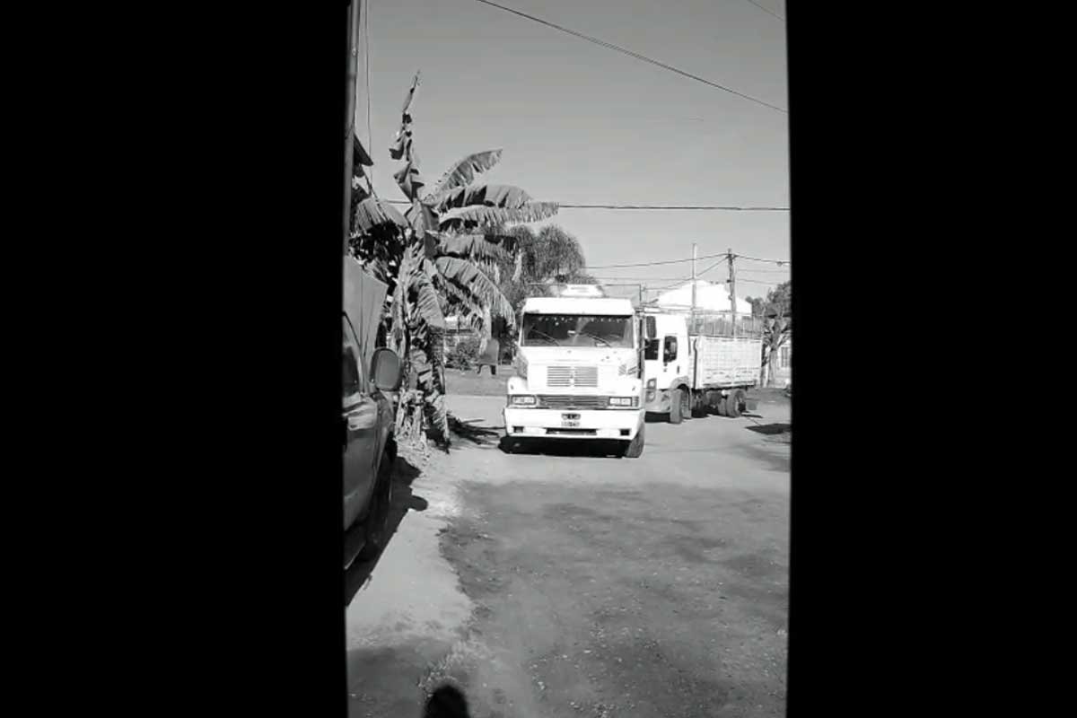 El tr&aacute;nsito pesado en las calles del barrio es incesante.