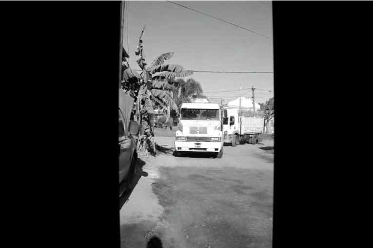 VIDEO: Los vecinos de Villa Adela filmaron el intenso tr&aacute;nsito pesado que circula en el barrio