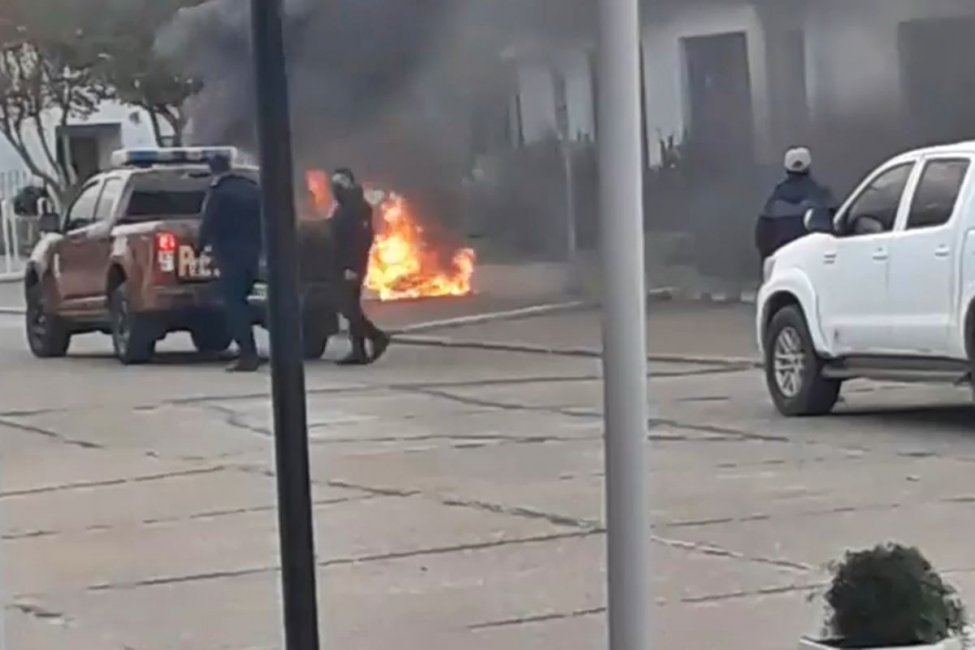 Comerciantes prendieron fuego frente a la municipalidad de Chajarí y Galimberti reprochó la actitud