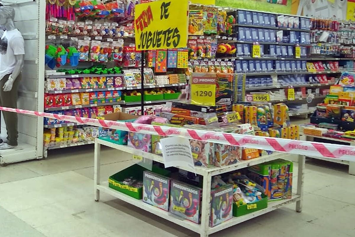 La entidad asegura que el hipermercado reci&eacute;n puso las cintas el pasado 25.