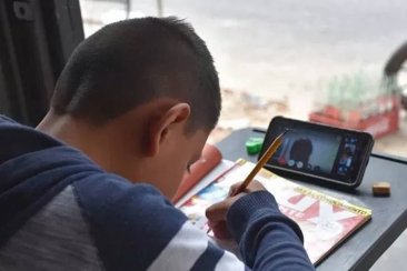 No se está evaluando dar clases los sábados o extender el calendario escolar. No se está evaluando dar clases los sábados o extender el calendario escolar.