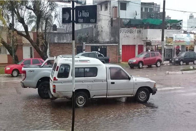 Dos camionetas impactaron en avenida San Lorenzo
