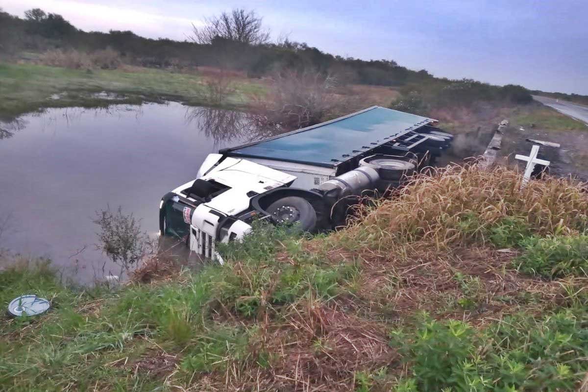 Casi termina ahogado en un arroyo.