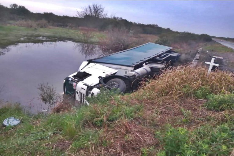 Camionero brasilero dijo que lo encandilaron y casi termina ahogado en un arroyo