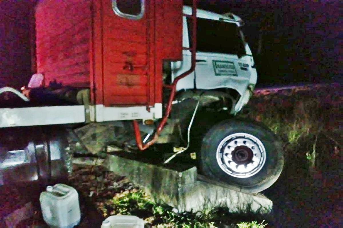 El joven camionero termin&oacute; con lesiones.