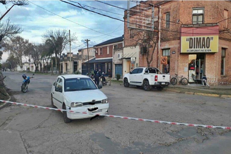 Motociclista termin&oacute; con graves heridas luego de impactar contra un auto