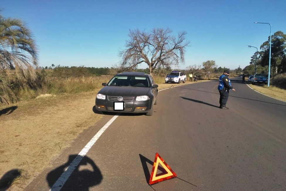 Un joven y una menor terminaron en el Masvernat tras impactar con un auto en Benito Legerén