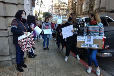 Un grupo de mujeres se manifestaron frente a tribunales Un grupo de mujeres se manifestaron frente a tribunales