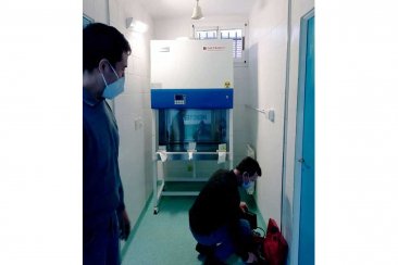 Es una cabina de flujo laminar para el laboratorio de biología molecular. Es una cabina de flujo laminar para el laboratorio de biología molecular.