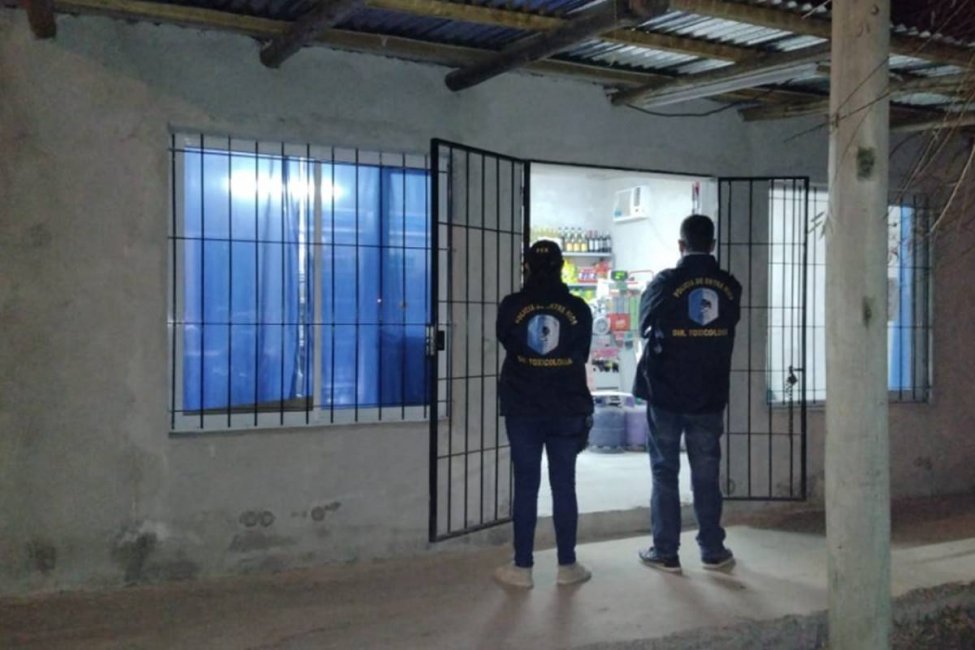 Detuvieron a una pareja que a través de un kiosco vendían estupefacientes