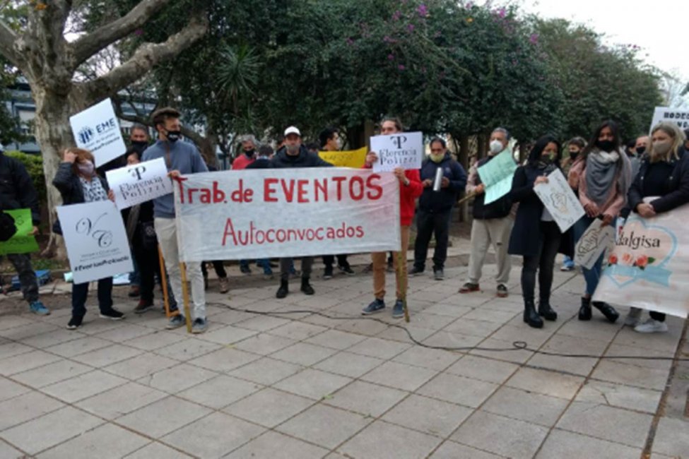 Organizadores de eventos se convocaron frente a la Municipalidad pidiendo flexibilizaciones para el sector