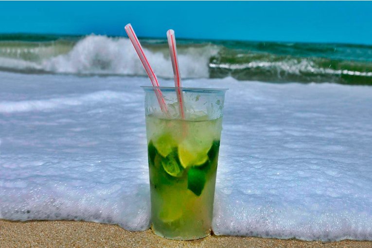 Playmotur invita con caipiriña a quienes se acerquen a preguntar por los viajes al sur de Brasil