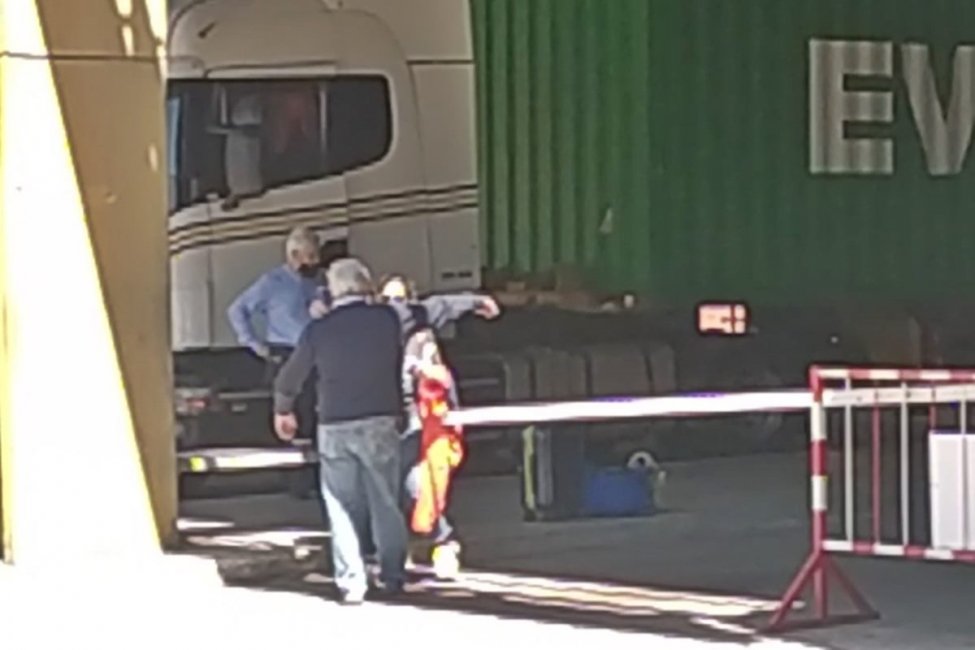 VIDEO: El encuentro de la primera persona en cruzar la aduana y sus padres uruguayos