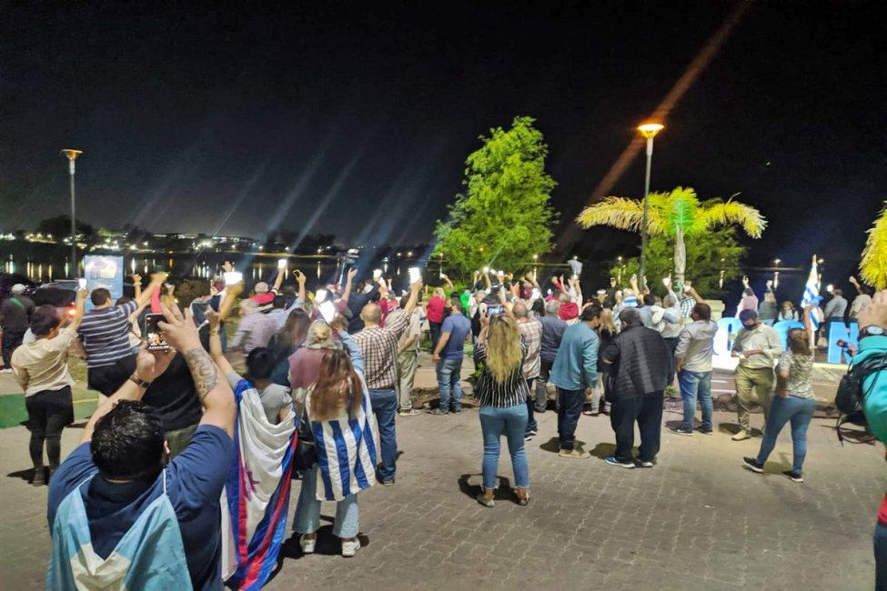 De orilla a orilla se manifestaron al grito de "abran los puentes"