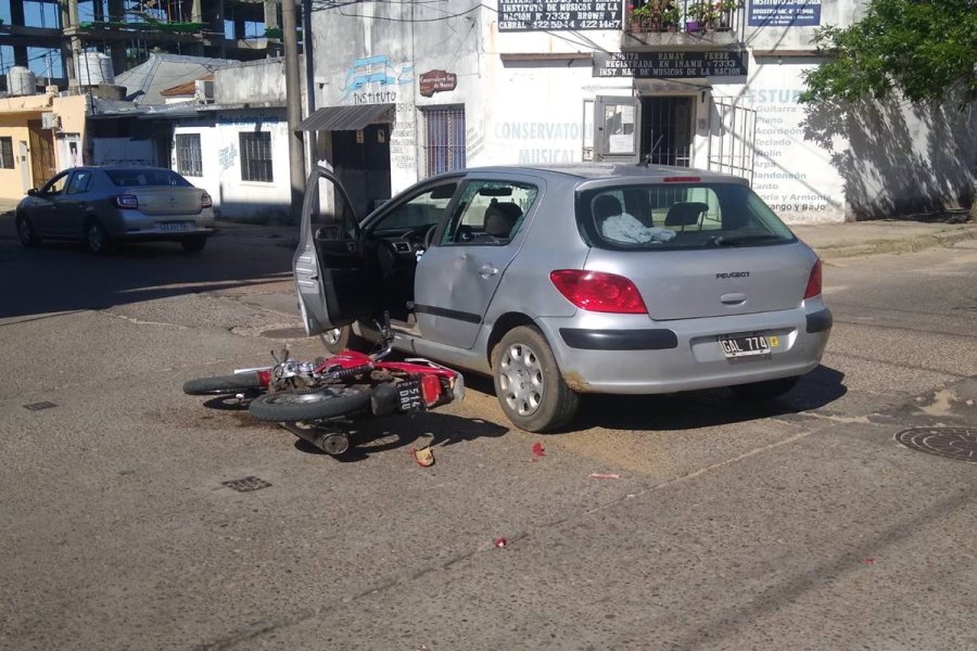 Violento impacto entre un auto y una moto en una transitada esquina de ...