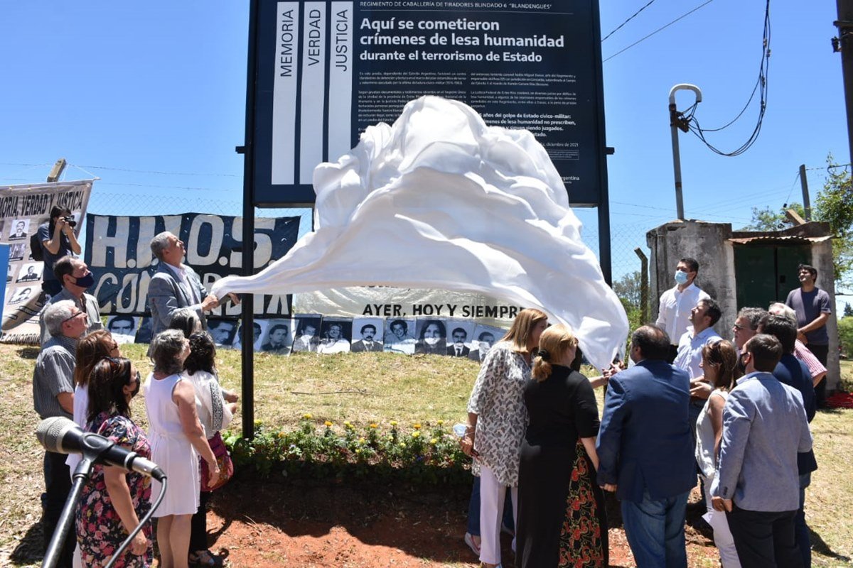 El cartel conmemorativo se encuentra desaparecido.