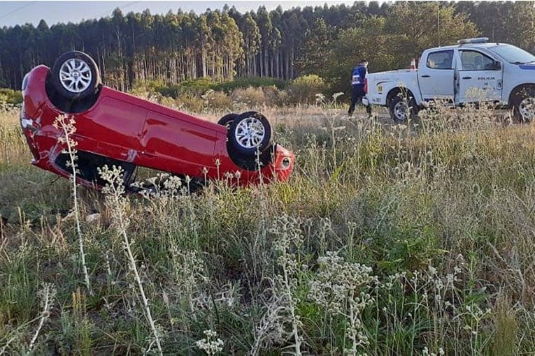 Despist&oacute; en ruta 14 y termin&oacute; con el auto volcado entre los pastizales
