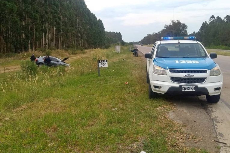 RUTA 14: Perdi&oacute; el control del auto y termin&oacute; fuera de la cinta asf&aacute;ltica