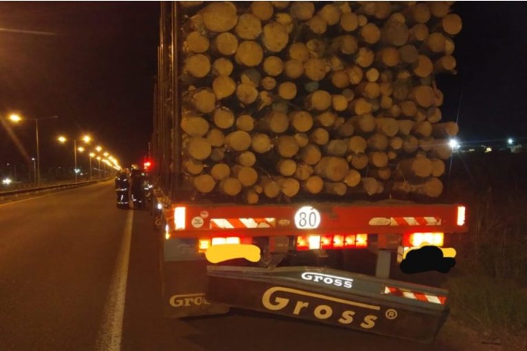 Una camioneta choc&oacute; la parte trasera de un cami&oacute;n y luego despist&oacute; en la autov&iacute;a 14