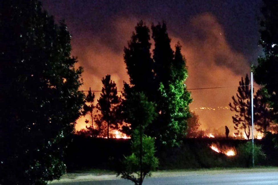 El viento complicó la labor de los bomberos y el incendio se propagó al predio de la ex fábrica Malleret