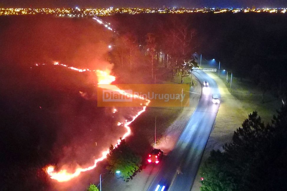 VIDEO: Cerca de la medianoche pudo ser controlado el incendio en la zona de Villa Adela