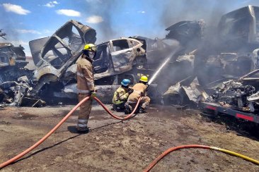 Los bomberos trabajaron durantes dos horas para controlar las llamas Los bomberos trabajaron durantes dos horas para controlar las llamas