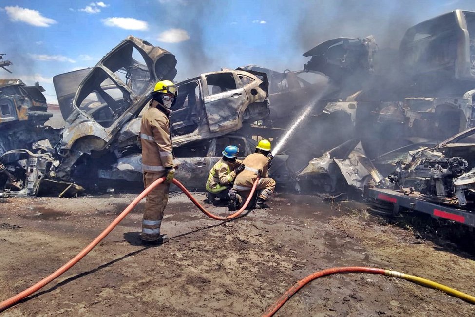 Comenzó con llamas en un terreno y terminó con un gran incendio en un desarmadero vecino
