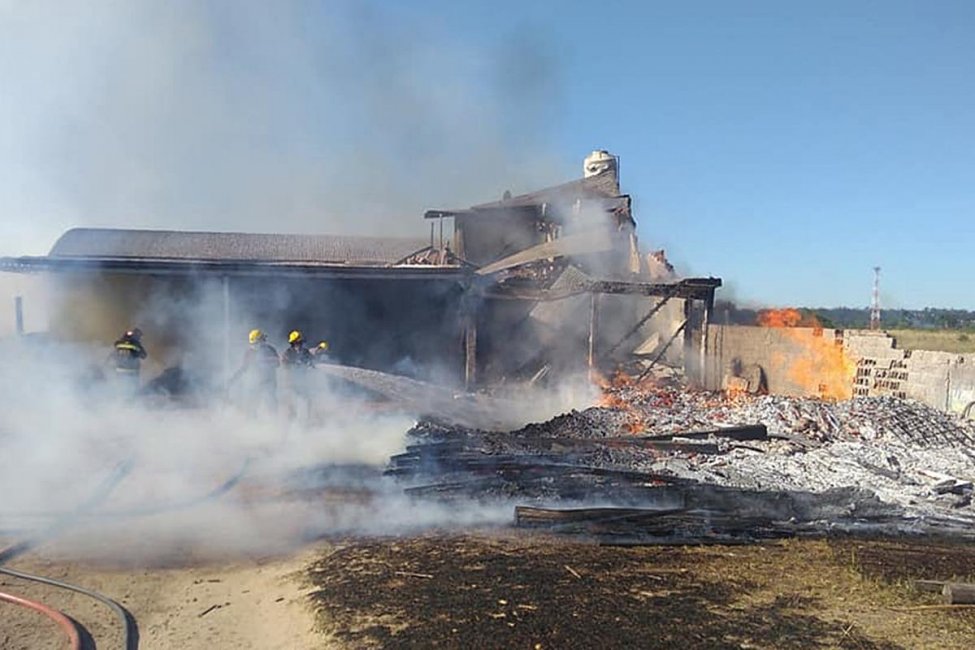 Las llamas se propagaron en un aserradero y causaron graves destrozos