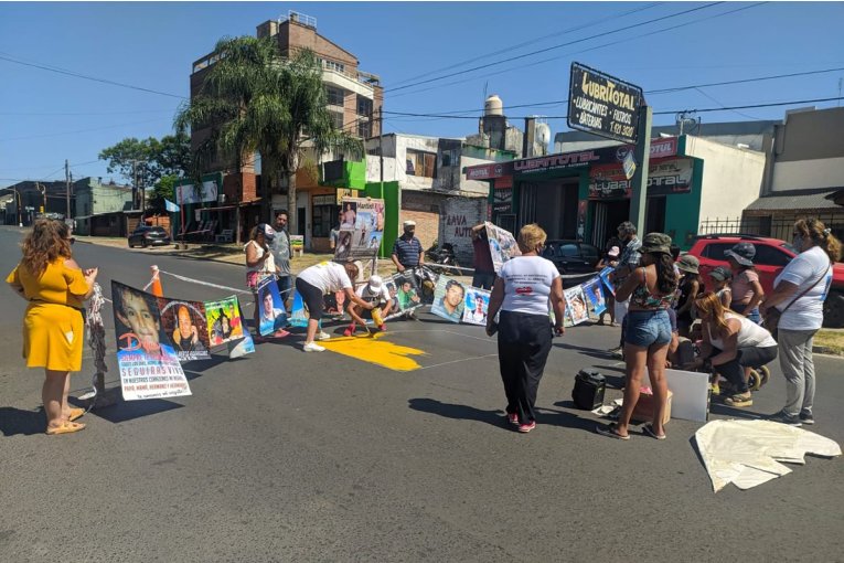 Familiares y amigos de v&iacute;ctimas de accidentes de tr&aacute;nsito pintaron corazones amarillos en calles concordienses