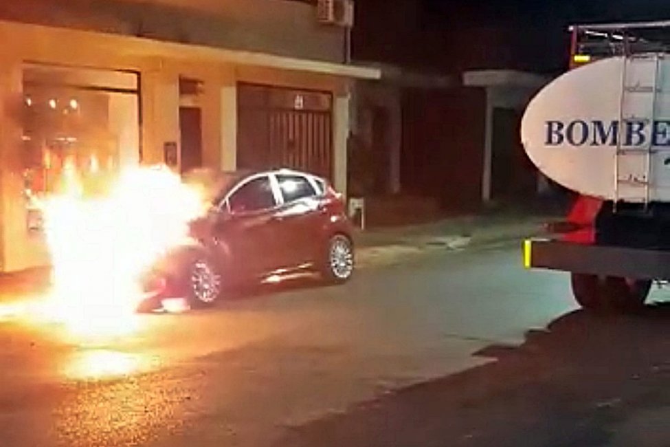 VIDEO: Un auto habría sido incendiado durante la madrugada en zona céntrica