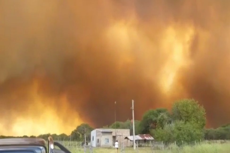 Más de dos mil hectáreas se quemaron en un incendio que aún se trabaja para controlar