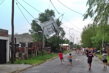 Voladura de ramas, postes, árboles y techos; tras el temporal de este jueves. Voladura de ramas, postes, árboles y techos; tras el temporal de este jueves.