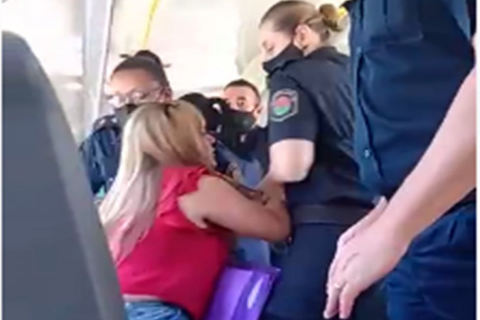 Una pasajera negó a usar el barbijo  y el chofer detuvo el micro en una comisaría