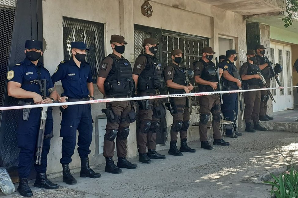 Allanaron por violencia familiar y encontraron kilos de cocaína, un arsenal de armas y miles de dólares
