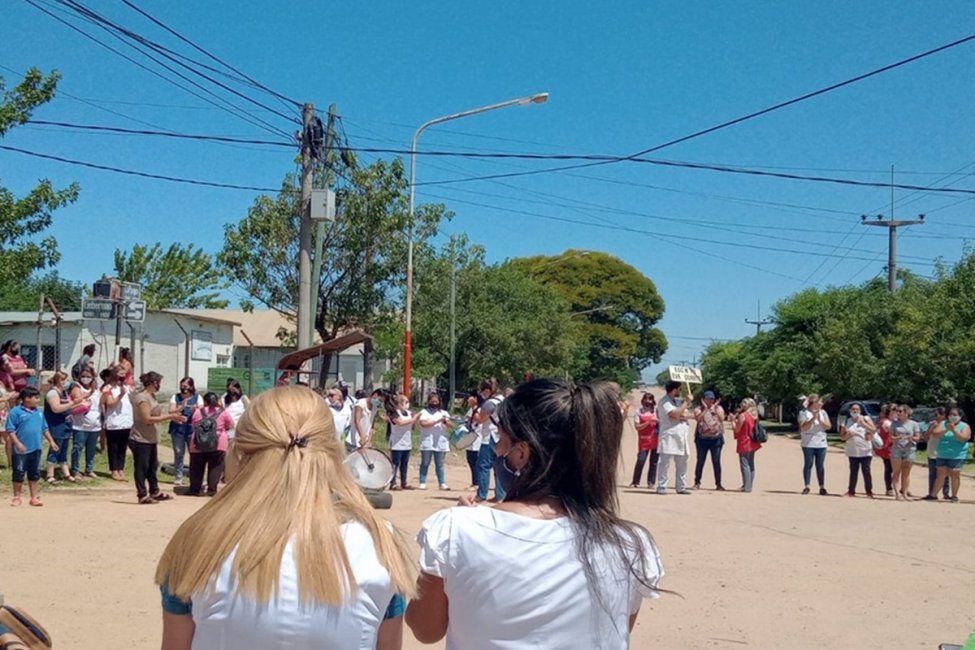 Docentes realizaron un "abrazo solidario" para exigir condiciones edilicias dignas