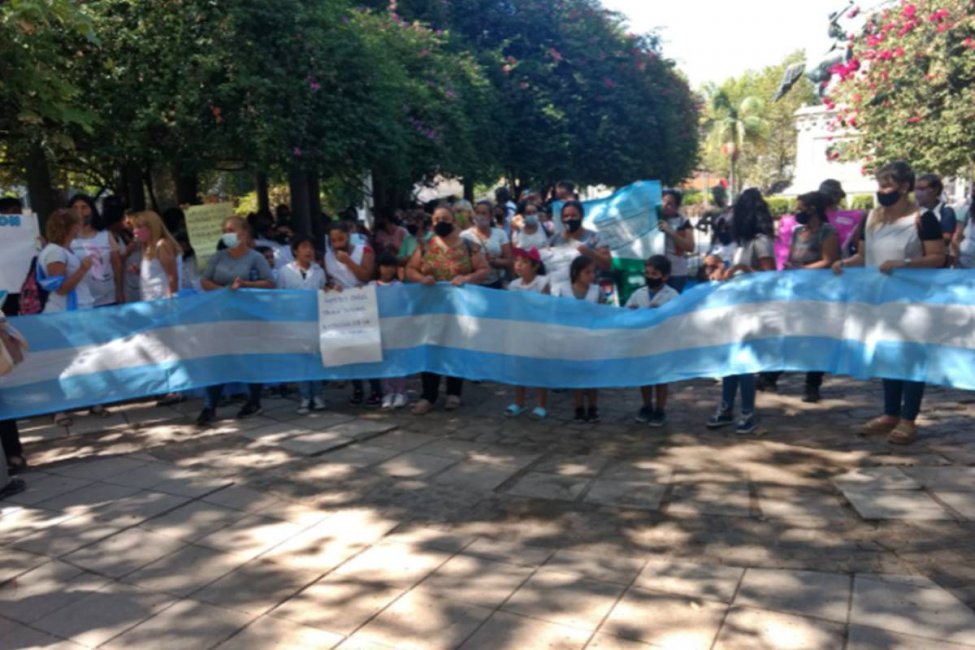 La comunidad educativa de la escuela 70 "Eva Duarte" se manifestó pidiendo por mejoras edilicias