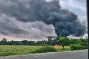 "Hay días que respiramos plástico quemado", dicen los vecinos. "Hay días que respiramos plástico quemado", dicen los vecinos.