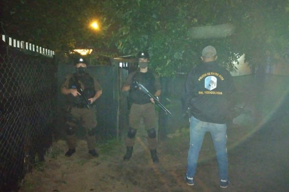 Cuatro detenidos tras un allanamiento por narcomenudeo en un barrio de Concordia