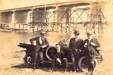 Una foto que muestra el puente aún con los andamios de obra Una foto que muestra el puente aún con los andamios de obra