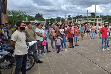 Abrazo solidario, en la escuela Secundaria Nº37 “Ernesto Che Guevara”. Abrazo solidario, en la escuela Secundaria Nº37 “Ernesto Che Guevara”.
