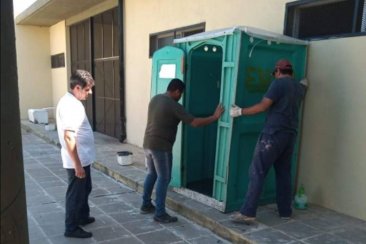 Los baños químicos colocados en la escuela Che Guevara Los baños químicos colocados en la escuela Che Guevara