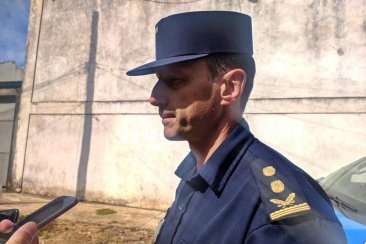 El jefe de Policía informó que el sospechoso ya tenía orden de captura. El jefe de Policía informó que el sospechoso ya tenía orden de captura.