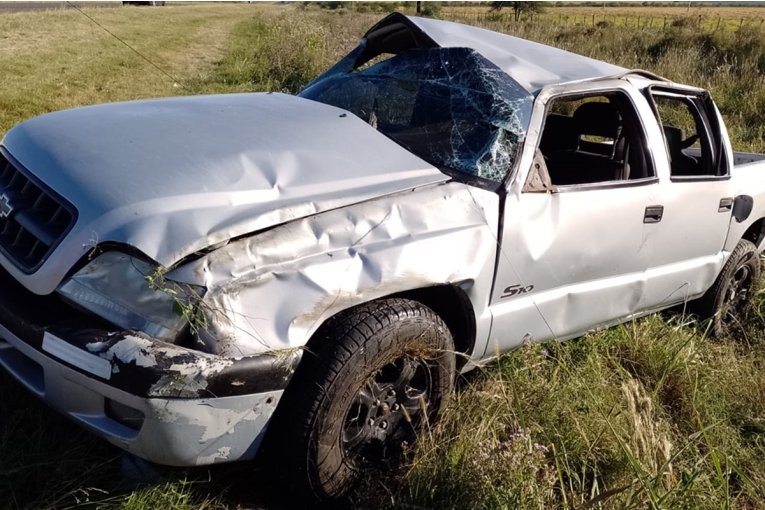 Tres hombres protagonizaron un espectacular vuelco en la autov&iacute;a 14