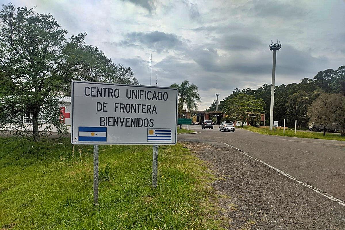 Remises y taxis de Concordia no pueden cruzar el puente Concordia-Salto.