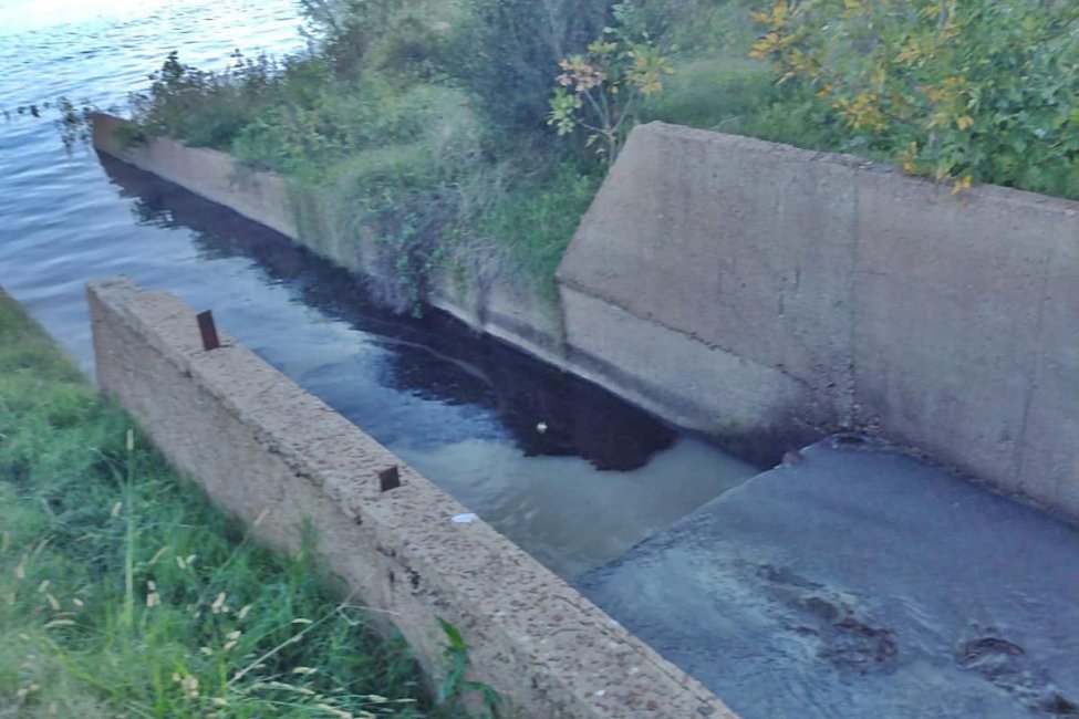 Una empresa fue multada y clausurada por volcar residuos al río Uruguay
