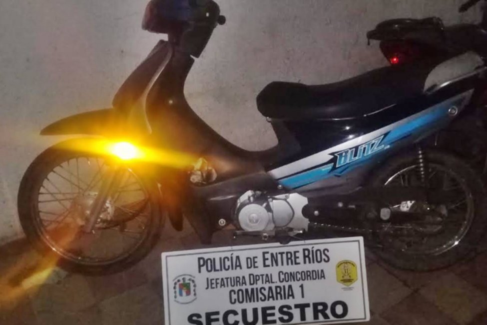 Un funcionario policial y otra persona fueron detenidos por el robo de una moto