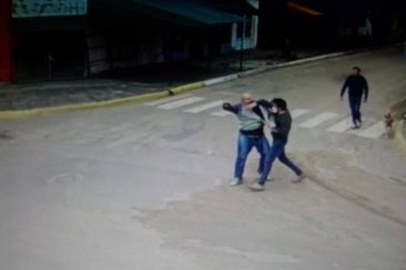 El ataque al trabajador de prensa quedó captado por una cámara de seguridad El ataque al trabajador de prensa quedó captado por una cámara de seguridad