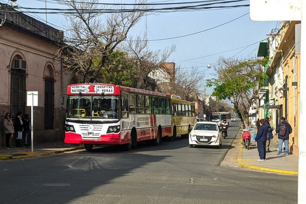 Comerciantes piden dejar sin efecto el carril único para micros sobre una calle céntrica