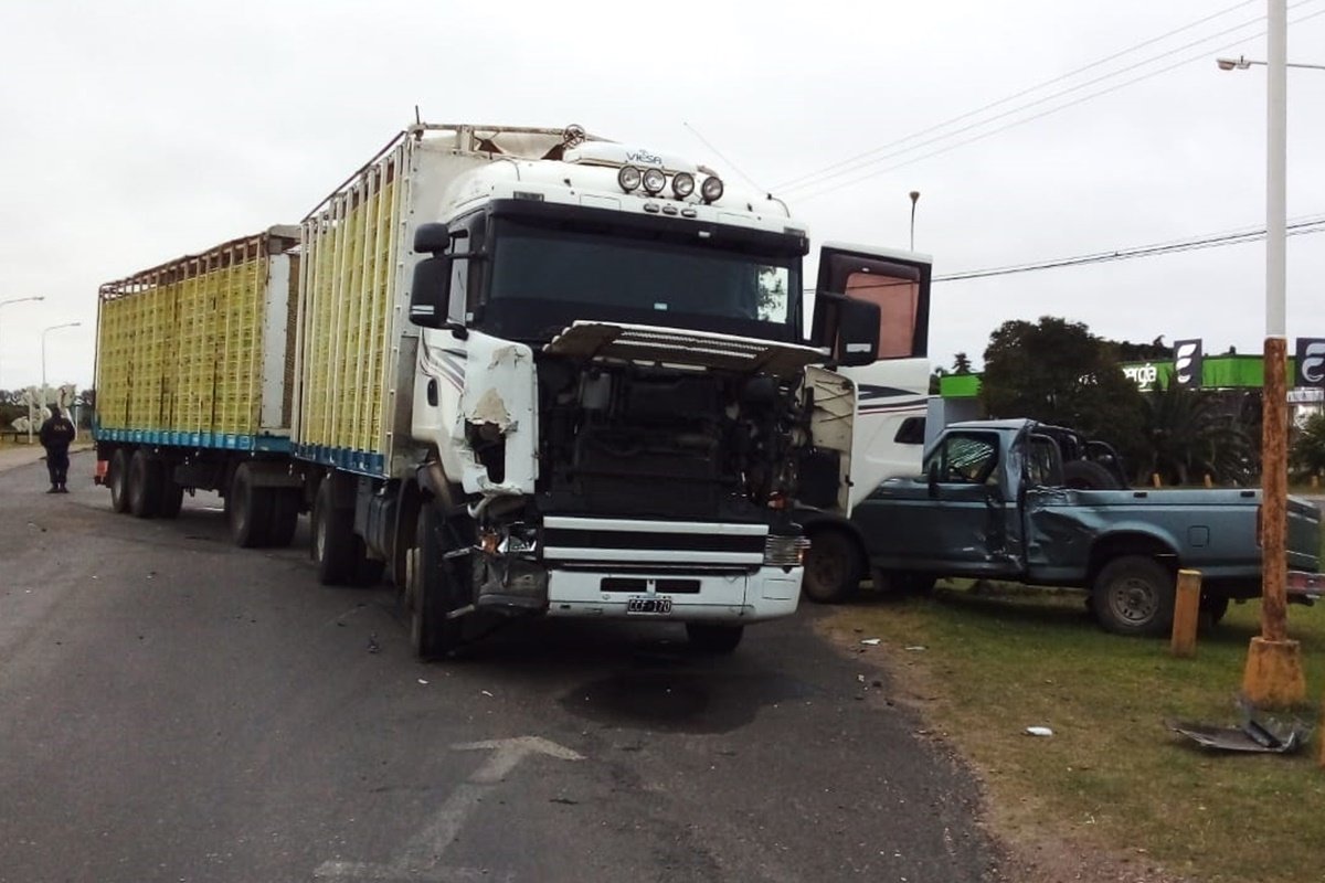 Violento choque entre un camión y una camioneta en una ruta provincial ...